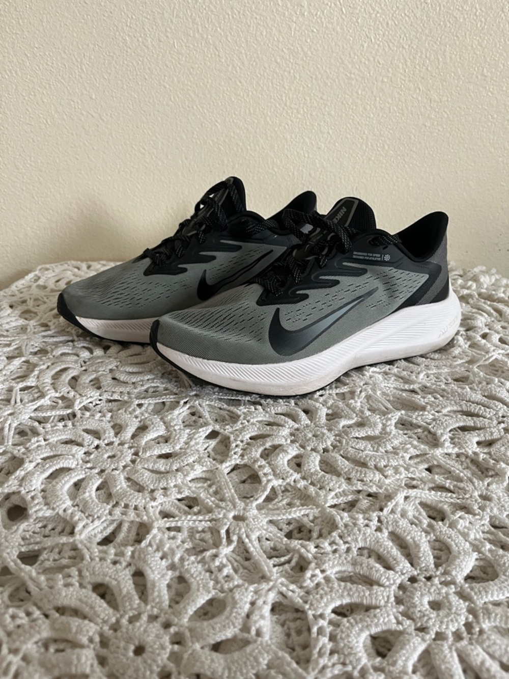 Nike Air Zoom Winflo Men's Gray and Black Running Trainers